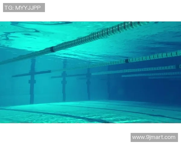 足球与跳水的完美融合 足球球星变身卡通形象畅游水下世界