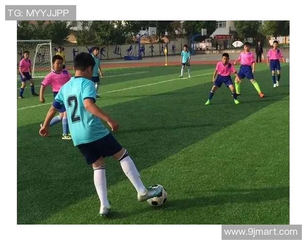 足球传奇人物与赛场英姿的融合创作展现全景风采