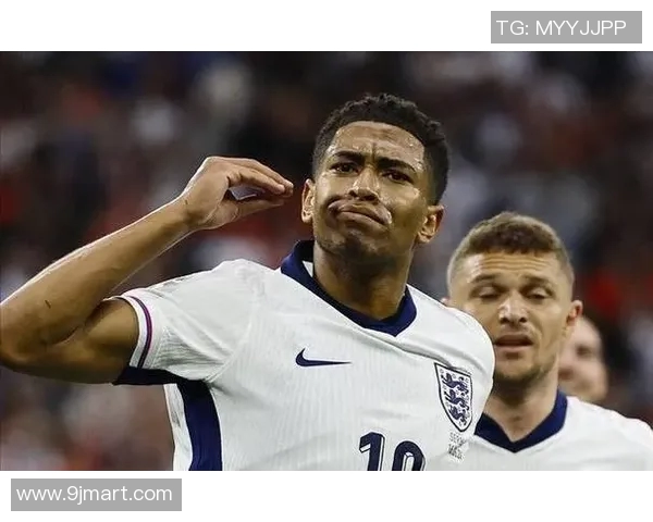 足球球星赛场偷笑瞬间展现轻松一面引发球迷热议